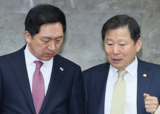 김기현 국민의힘 대표가 지난 4월13일 오후 국회에서 열린 의원총회에서 이철규(오른쪽) 당 사무총장과 대화하고 있다.<연합뉴스>